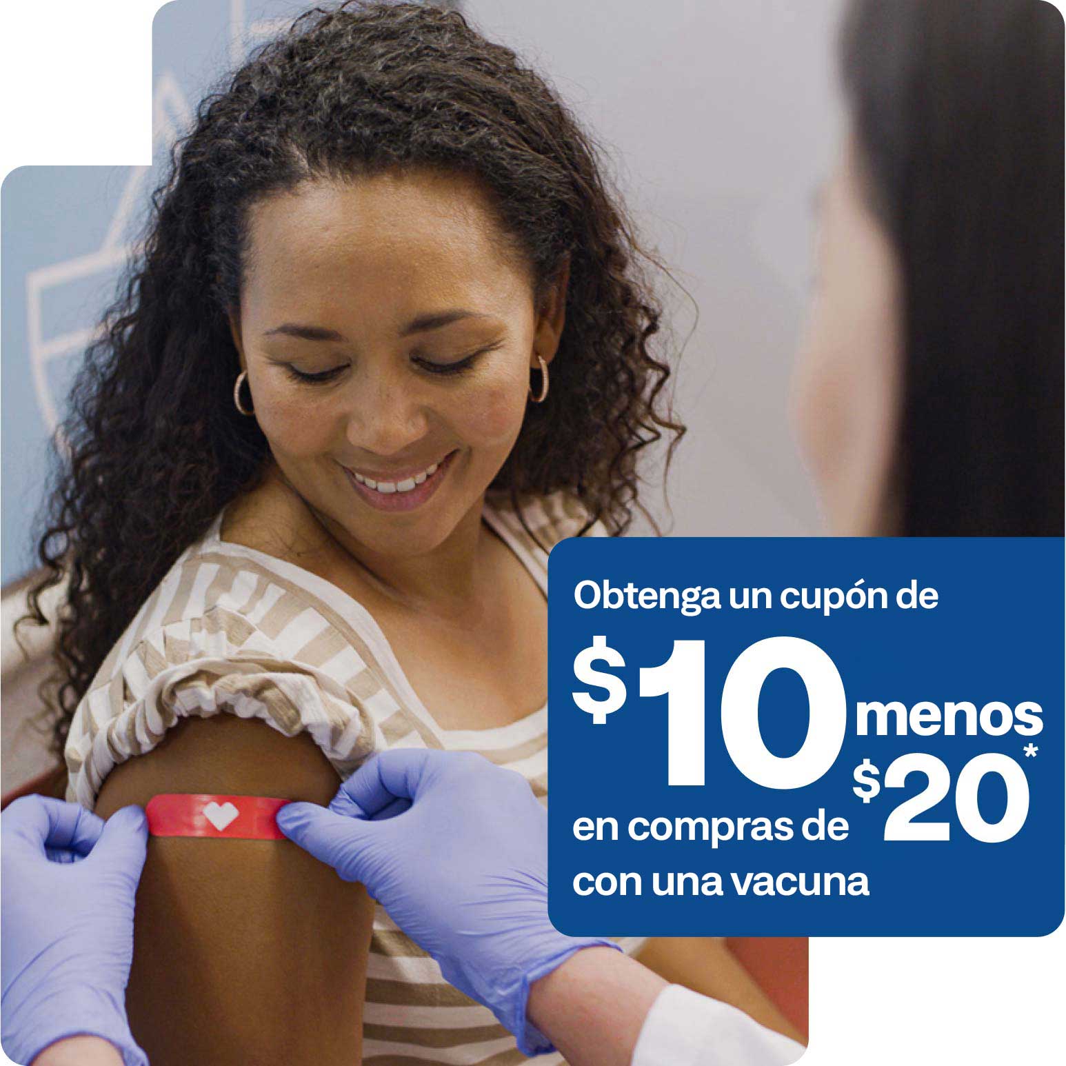 Un paciente vacunado contra la gripe sonríe mientras un proveedor le coloca un vendaje en el brazo.